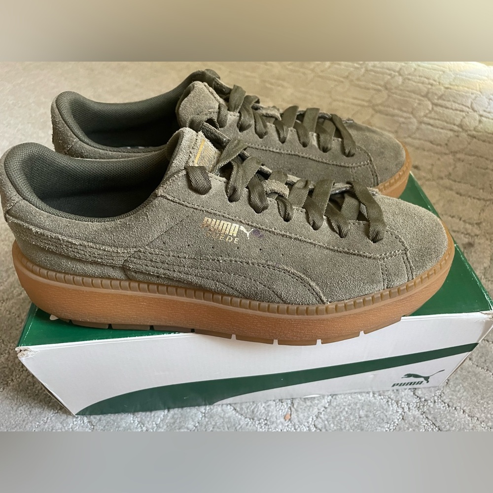 Platform suede pumas